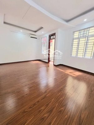 nhà lô góc 150/8 hoàng quốc việt, 40m2x5 tầng, 5 ngủ, gần phố.