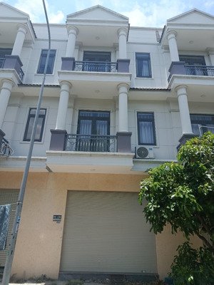 cho thuê nhà 2 lầu 3pn full nội thất 12tr ngày gần vòng xoay kim hằng tân uyên bình dương