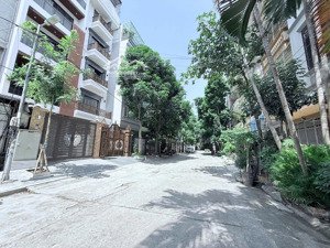 cho thuê nhà hoàng quốc việt , dt 95m, 4 tầng, nhà đẹp, vào luôn, 40tr/tháng