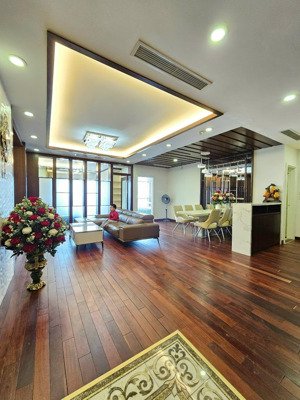 bán căn hộ 120m2 tòa n07 thành thái, công viên cầu giấy, nhà đẹp , lh 