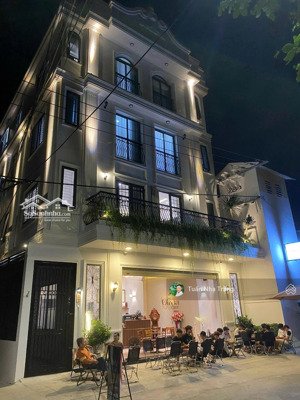 cần bán căn nhà mặt tiền mới xây trung tâm chợ đầm, cách biển 500m. giá 17 tỷ (thương lượng).