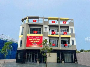 nhà phố liền gần làng đại học cách vành đai 3 chỉ 200m số lượng căn có hạn chỉ còn 12 căn