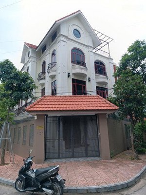 cho thuê bt lô góc 3 mặt thoáng tố hữu - mỗ lao. dt 200m2, 4 tầng thang máy. phù hợp các mô hình