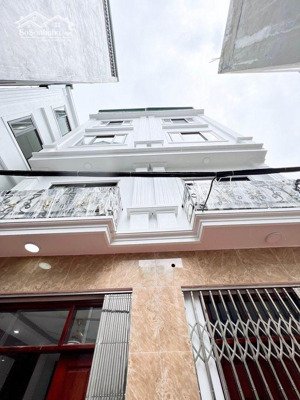 cạnh khu vực quốc lộ 6 - còn đúng 1 căn này - nhà 5 tầng - 3km ra bx yên nghĩa - ô tô đỗ 10m