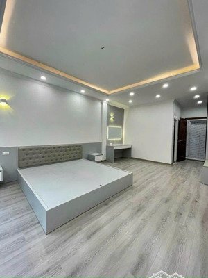 nhà xây mới thang máy cực đẹp phố kim mã, ba đình 40m2x5 tầng, ngay sát phố, nhỉnh 9 tỷ