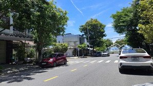 fpt, lô đất 2 mặt tiền - kẹp vệt cây xanh. ngay tòa nhà làm việc. giá chính chủ