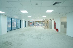 cho thuê mặt tiền đường trần hưng đạo, p2, q5, dt: 12x20, trệt, lầu, giá: 230 triệu/ tháng.