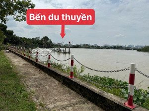 bán lô góc 2 mặt tiền - cách sông 300m. bề ngang 8m.
