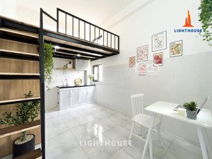 phòng có gác cửa sổ trời siêu rộng ngay bùi đình tuý