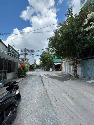 bán nhà mt nguyễn trường tộ quận tân phú(4x18.2m vuông c4 tiện xây mới) giá 10.5 tỷ còn tl