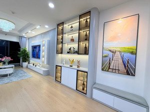 em cần chuyển nhượng căn hộ 2 ngủ diện tích 45m giá nhỉnh 3 tỷ. chi tiết lh 