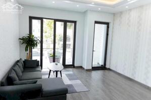 Cho thuê nhà mặt tiền đường phạm ngọc thạch kế khách sạn holiday 2