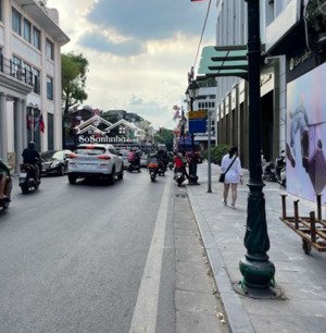 chính chủ cho thuê nhà 140m2 mặt phố tràng tiền, hoàn kiếm. mặt tiền 7.5m sạch sẽ