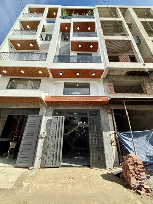 nhà bên ubp và trường học dt:4mx20m, lửng, 3lầu, 4pn, 6vs, gara ô tô, sân thượng, 7,6 tỷ