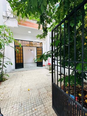 kẹt tiền bán gấp nhà dt 70m2, chỉ 5.6 tỷ tại nguyễn văn công, p3, gò vấp. l.h: o933.833,291 ms hảo