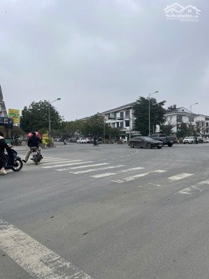 cho thuê biệt thự an vượng làm văn phòng , có hoàn thiện cơ bản , điều hòa . giá 20 triệu/tháng