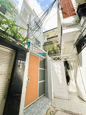 chỉ 100 triệu/m2 , bán nhà villa sân vườn, nguyễn văn đậu q.bình thạnh, dt: 10x11m, 3 tầng mới cứng