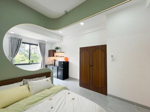 phòng full nội thất cửa sổ trời hiện đại ngay đảo kim cương