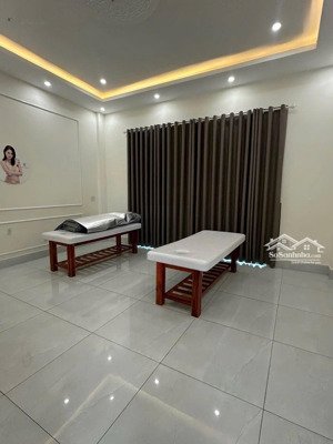 cho thuê toà nhà vị trí vip trung tâm thủ dầu một bình dương
- thiết kế. 1 trệt 5 lầu, sàn : 750m2