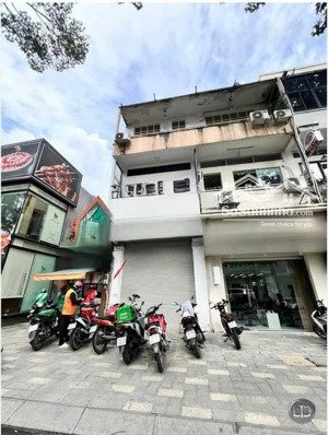 vỉa hè rộng - cho thuê nhà mặt tiền 331 trần hưng đạo, quận 1 - dt 4.2x20m, 3tầng, cho kd tự do