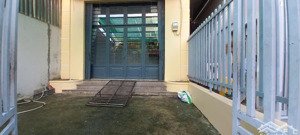 cho thuê nhà nguyên căn gần trần não, đường xe hơi, sân rộng, ngang 5m. lh 