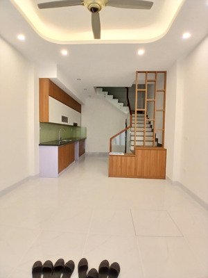 bán nhà phân lô ngõ 175 lạc long quân,cầu giấy 36 m2 xây 5 tầng mới tinh 4 phòng gía nhỉnh 8 tỷ