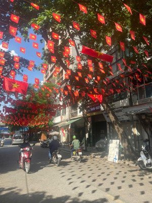 10 tỷ- mặt phố đặng trần côn gần cát linh siêu hiếm - đường rộng, kinh doanh sầm uất, dòng tiền tốt