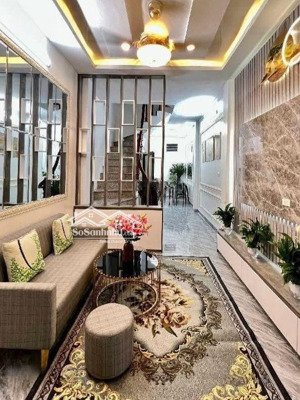 bán nhà khâm thiên. lõi đống đa. 43m 4 tầng trước nhà là sân chơi dân cư.