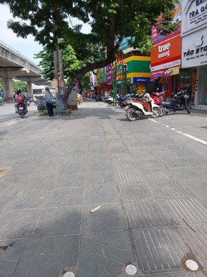 bán nhà riêng mặt phố cầu giấy, vỉa hè rộng, kinh doanh sầm uất 2 mặt thoáng trước sau giá siêu hời