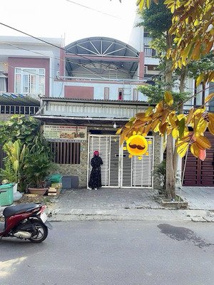 nhà 2 mê, 2 tầng mt phước lý đường 5,5m, lề 3,5m.
- nhà dt 113m2, ngang 5m, thuộc kđt phước lý.