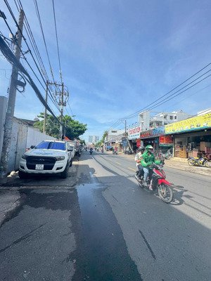 mặt tiền kinh doanh gần ngã tư bốn xã, 4.8x43m, 1 trệt 1 lửng, 2 mặt tiền trước sau.