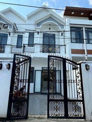 nhà trệt lầu phường định hoà tp thủ dầu một - /dx65 , 57m2 ,2pn, giá 2 tỷ 390 , đường oto