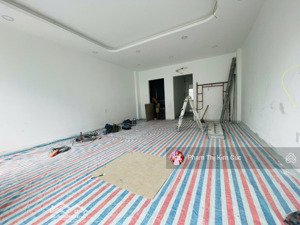 nhà phố 1 trệt 3 lầu 4pn - 5wc nhà hoàn thiện mới 100% giá thuê chỉ 30 triệu. vị trí ngay công viên