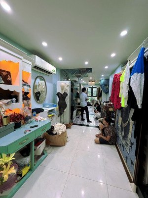 sốc ! bán nhà mặt phố nguyễn khuyến 33/100m2 sử dụng tầng 2+3+4 sổ đỏ đống đa - có cửa hàng kd