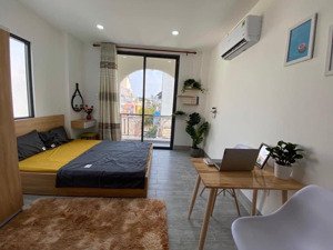 căn hộ dịch vụ cao cấp, cửa sổ lớn thoáng mát ngay cạnh co.op mart nhiêu lộc quận 3