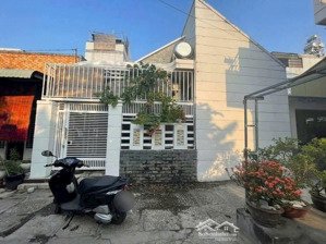 nhà linh tây - thủ đức - tp hcm.
sát bên trường đại học cảnh sát, đại học ngân hàng.
dt: 79m2 full