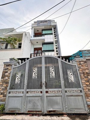 một căn nhà 4,5 tầng cực đẹp & kiên cố gần biển hòn chồng nha trang (800m) chỉ 5tỷ6