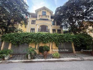 chính chủ cần bán căn biệt thự kdt the manor, nhà mới hai mặt đường trước sau, chủ mới về ở ngay.