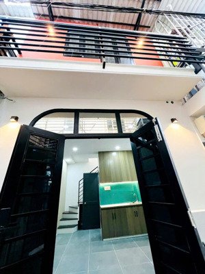 nhà 2pn ở tô ngọc vân q12 gần chung cư picity có ban công khóa vân tay hiện đại. giá 858tr còn bớt