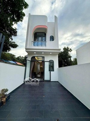 nhà 1 lầu 1 trệt hẻm 220, bê tông thông