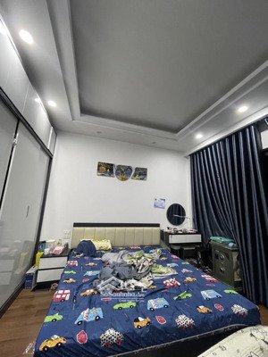 bán nhà 5tầng đang ở, còn mới, ô tô đỗ cổng, gần mặt phố nguyễn văn cừ- chẵn 7 tỷ