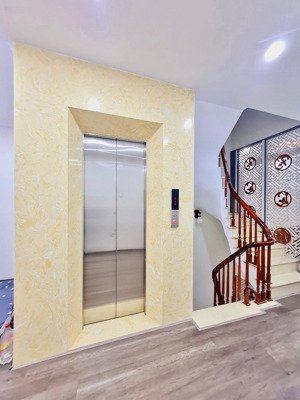 bán nhà đường giải phóng .nhà đẹp thang máy .về ở luôn .60m. 6 tầng . lô góc .ô tô