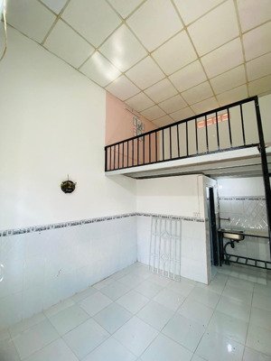 phòng trọ gác 35m20 ngay ngay ung văn khiêm gần đại học ngoại thương hutech kinh tế lh 089071594