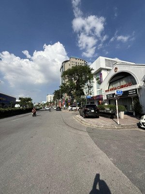 bán nhà mặt phố nguyễn văn cừ 300m2 - kinh doanh - vỉa hè - mặt tiền đẹp - 240 triệu/m2