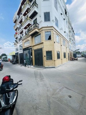 7 tỷ 300 thương lượng, bán nhà mới 5 tầng, đường 6 mét, diện tích : ngan 4 mét - dài 13 mét.