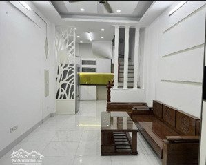 bán nhà phố trần quốc hoàn, quận cầu giấy. 2 mặt thoáng trước sau, ô tô đỗ cửa 2 mặt. 