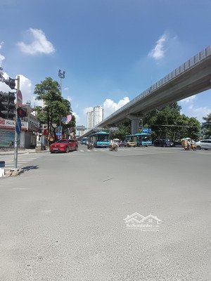 mặt phố thanh bình-mỗ lao.vỉ hè kinh doanh đỉnh.ô tô tránh.50m ra cầu trắng.
dt85m2/4t
giá 19,8 tỷ