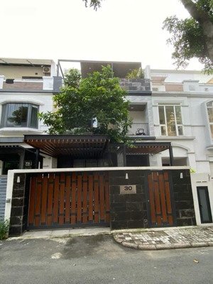 bán nhà trường sơn - tân bình/ dt: 10x30m, 270m2 / kc: 4 tầng / gía bán : 42 tỷ