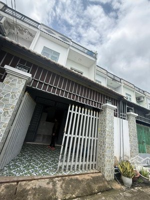 chính chủ kẹt tiên bán gấp nhà shr gần chợ hưng long bình chánh -4,8 x17,5 tc 82m2 full thổ