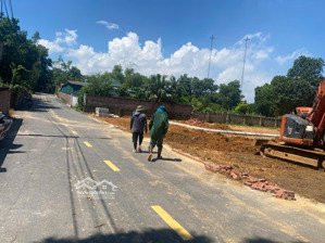 nhà em có 1 suất ngoại giao khu đất trục chính xuân sơn.sát tl413. 5p là về viện 105, đh việt hung